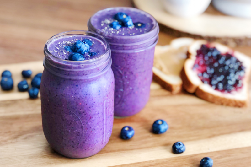 5 MINUTE DELICIOUS PEANUT BUTTER AND JELLY SMOOTHIE THAT WON’T MAKE YOU FEEL GUILTY